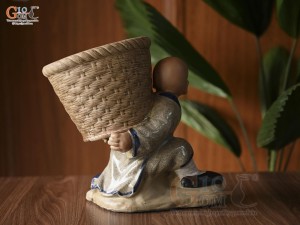Chậu tượng chú tiểu vác giỏ tài lộc