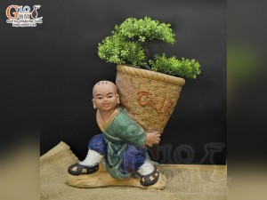 Chậu tượng chú tiểu vác giỏ tài lộc men màu 26x18cm
