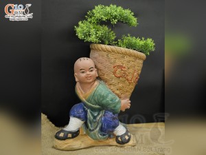 Chậu tượng chú tiểu vác giỏ tài lộc men màu 26x18cm