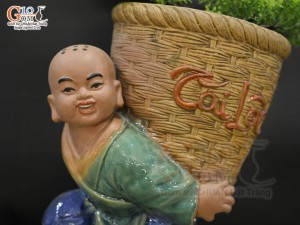 Chậu tượng chú tiểu vác giỏ tài lộc men màu 26x18cm