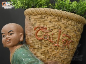 Chậu tượng chú tiểu vác giỏ tài lộc men màu 26x18cm