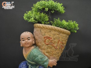 Chậu tượng chú tiểu vác giỏ tài lộc men màu 26x18cm