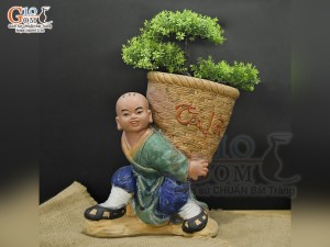 Chậu tượng chú tiểu vác giỏ tài lộc men màu 26x18cm
