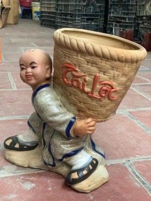 Chậu tượng chú tiểu vác giỏ tài lộc Chậu tượng chú tiểu vác giỏ tài lộc