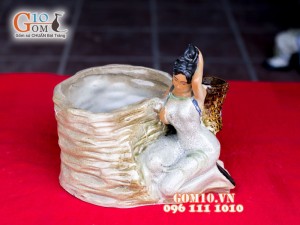 Chậu tượng trồng cây dáng cô gái đeo gùi, 23 x 24cm