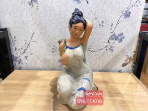 Chậu tượng Cô gái đeo gùi men rạn, cao 22cm 