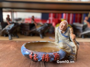 Chậu tượng lão mai ngồi chống gậy men rạn, dài 28cm