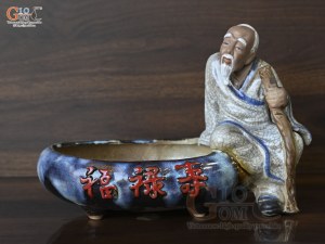 Chậu tượng lão mai ngồi chống gậy men rạn, dài 28cm