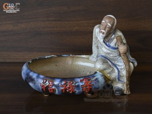 Chậu tượng lão mai ngồi chống gậy men rạn, dài 28cm
