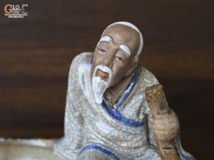 Chậu tượng lão mai ngồi chống gậy men rạn, dài 28cm