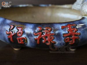 Chậu tượng lão mai ngồi chống gậy men rạn, dài 28cm