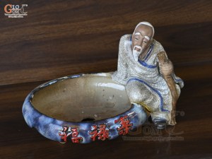 Chậu tượng lão mai ngồi chống gậy men rạn, dài 28cm