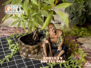 Chậu tượng trồng cây dáng lão nông hút thuốc men bóng, cao 19cm
