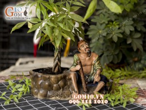 Chậu tượng trồng cây dáng lão nông hút thuốc men bóng, cao 19cm