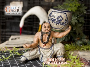 Chậu tượng trồng cây dáng Lỗ Trí Thâm nâng vò Lộc Phát men rạn, cao 31cm