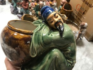 Chậu tượng Lý Bạch say rượu, men màu xanh, cao 19cm