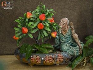 Chậu tượng men bóng ông lão chống gậy, dài 28cm