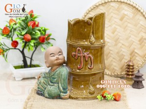 Chậu tượng trồng cây men màu dáng chú Tiểu bên gốc trúc, cao 25cm