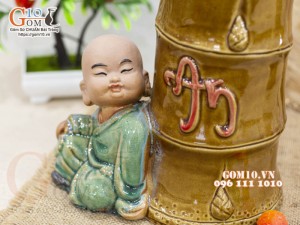 Chậu tượng trồng cây men màu dáng chú Tiểu bên gốc trúc, cao 25cm