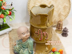 Chậu tượng trồng cây men màu dáng chú Tiểu bên gốc trúc, cao 25cm
