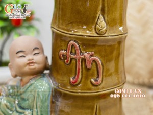 Chậu tượng trồng cây men màu dáng chú Tiểu bên gốc trúc, cao 25cm