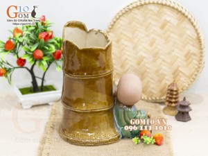 Chậu tượng trồng cây men màu dáng chú Tiểu bên gốc trúc, cao 25cm