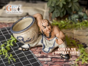 Chậu tượng trồng cây dáng Lỗ Trí Thâm đỡ vò Phúc men rạn, cao 22cm
