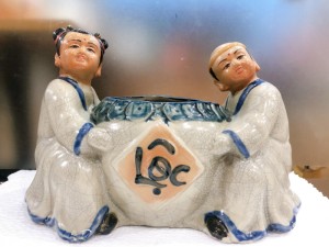 Chậu tượng trồng cây dáng tiểu đồng hứng lộc men rạn, dài 28cm x H20cm