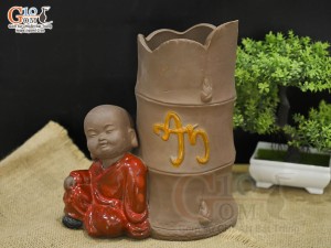 Chậu tượng trồng cây chú Tiểu áo đỏ bên gốc trúc, cao 25cm