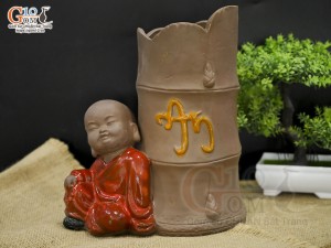 Chậu tượng trồng cây chú Tiểu áo đỏ bên gốc trúc, cao 25cm Chậu tượng trồng cây chú Tiểu áo đỏ bên gốc trúc, cao 25cm