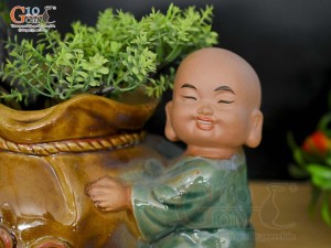 Chậu tượng trồng cây dáng chú Tiểu ôm túi men màu, cao 16cm