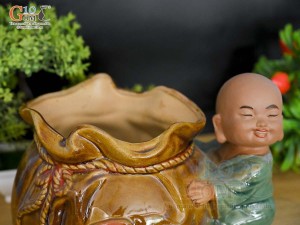Chậu tượng trồng cây dáng chú Tiểu ôm túi men màu, cao 16cm