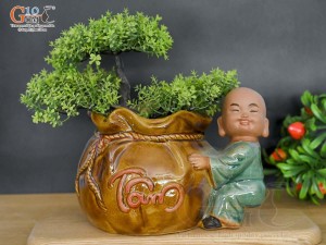 Chậu tượng trồng cây dáng chú Tiểu ôm túi men màu, cao 16cm