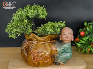 Chậu tượng trồng cây dáng chú Tiểu ôm túi men màu, cao 16cm Chậu tượng trồng cây dáng chú Tiểu ôm túi men màu, cao 16cm