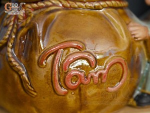 Chậu tượng trồng cây dáng chú Tiểu ôm túi men màu, cao 16cm