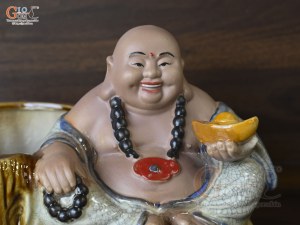 Chậu tượng trồng cây dáng Di Lạc men rạn cầm vàng, cao 19cm