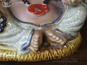 Chậu tượng trồng cây dáng Di Lạc men rạn cầm vàng, cao 19cm