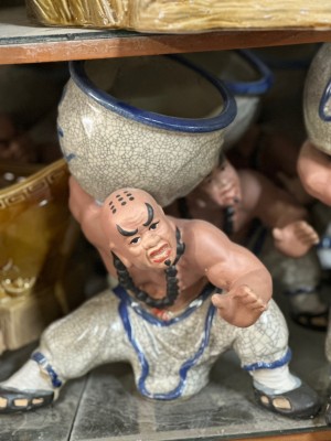 Chậu tượng trồng cây Lỗ Chí Thâm men rạn đỡ vò trên lưng, cao 30cm