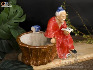 Chậu tượng trồng cây Thần Trà đọc sách men màu đỏ, cao 16cm