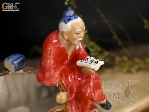 Chậu tượng trồng cây Thần Trà đọc sách men màu đỏ, cao 16cm