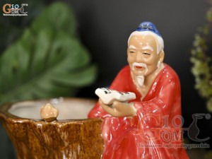 Chậu tượng trồng cây Thần Trà đọc sách men màu đỏ, cao 16cm