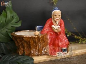 Chậu tượng trồng cây Thần Trà đọc sách men màu đỏ, cao 16cm Chậu tượng trồng cây Thần Trà đọc sách men màu đỏ, cao 16cm