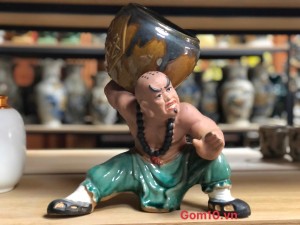 Chậu tượng trồng cây Lỗ Chí Thâm đỡ vò trên lưng men xanh, cao 30cm