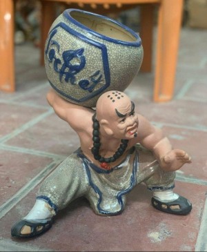 Chậu tượng trồng cây Lỗ Chí Thâm men rạn đỡ vò trên lưng, cao 30cm