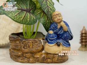 Chậu tượng trồng cây men màu dáng chú tiểu bên chậu Tài Lộc, cao 18cm