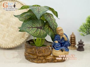 Chậu tượng trồng cây men màu dáng chú tiểu bên chậu Tài Lộc, cao 18cm