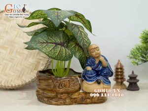 Chậu tượng trồng cây men màu dáng chú tiểu bên chậu Tài Lộc, cao 18cm