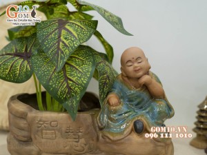 Chậu tượng trồng cây men màu dáng chú tiểu, cao 18cm