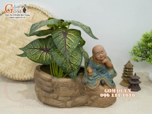 Chậu tượng trồng cây men màu dáng chú tiểu, cao 18cm
