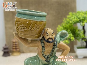 Chậu tượng trồng cây men màu dáng La Hãn đỡ vò Tài Lộc, cao 21cm